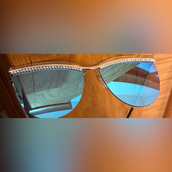 Steve Madden Blue Sunglasses with Silver Details - Picture 2 of 3